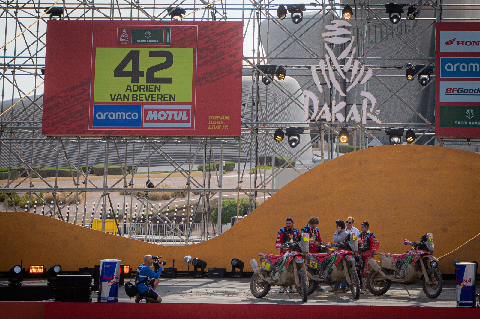 Los festejos de los pilotos que le ganaron al Dakar 2023: WhatsApp Image 2023-01-15 at 09.04.27.jpeg